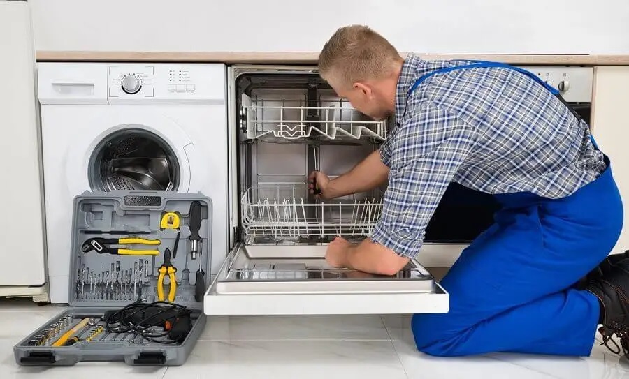 Gölcük Gorenje servisi teknisyen ekibi beyaz eşya tamiri yaparken